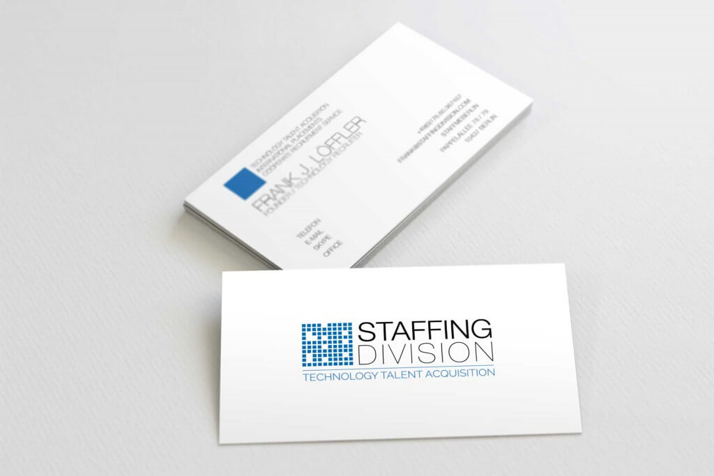 Visitenkarten-Mockup von Staffing Division mit blauem Pixel-Logo