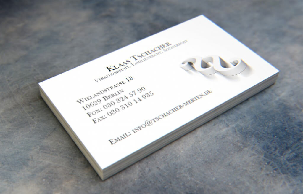 Visitenkarten-Stapel mit geprägtem Monogramm für eine Kanzlei