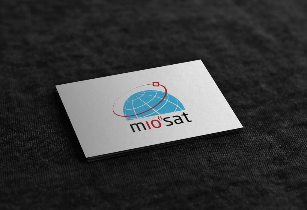 Logo mio6sat mit blauem Globus und roter Umlaufbahn